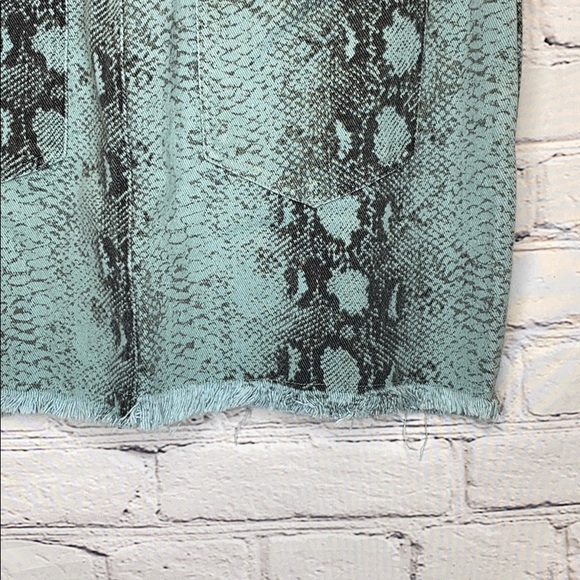 Blue Blush Blue Gray Snake Print Frayed Hem Skirt Size Medium - Picture 12 of 13